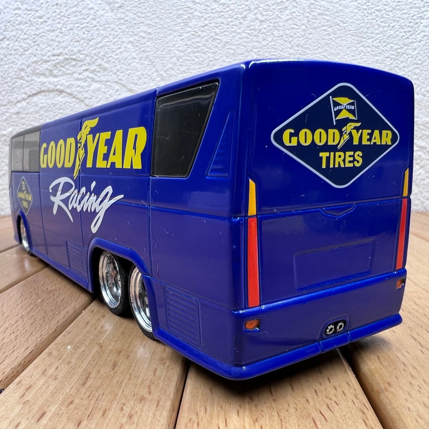 1/64 Scale Coach Bus Diecast Model