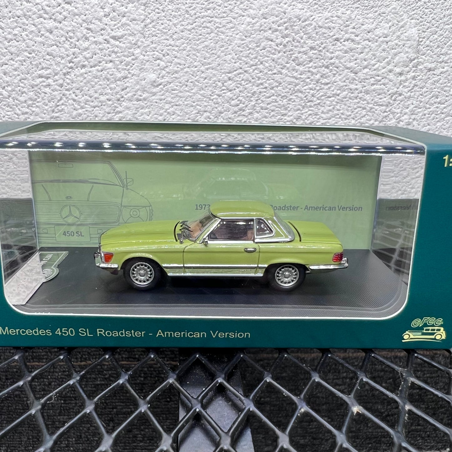 1/64 Scale 1973 Mercedes-Benz 450SL Vintage Sports Car Diecast Model