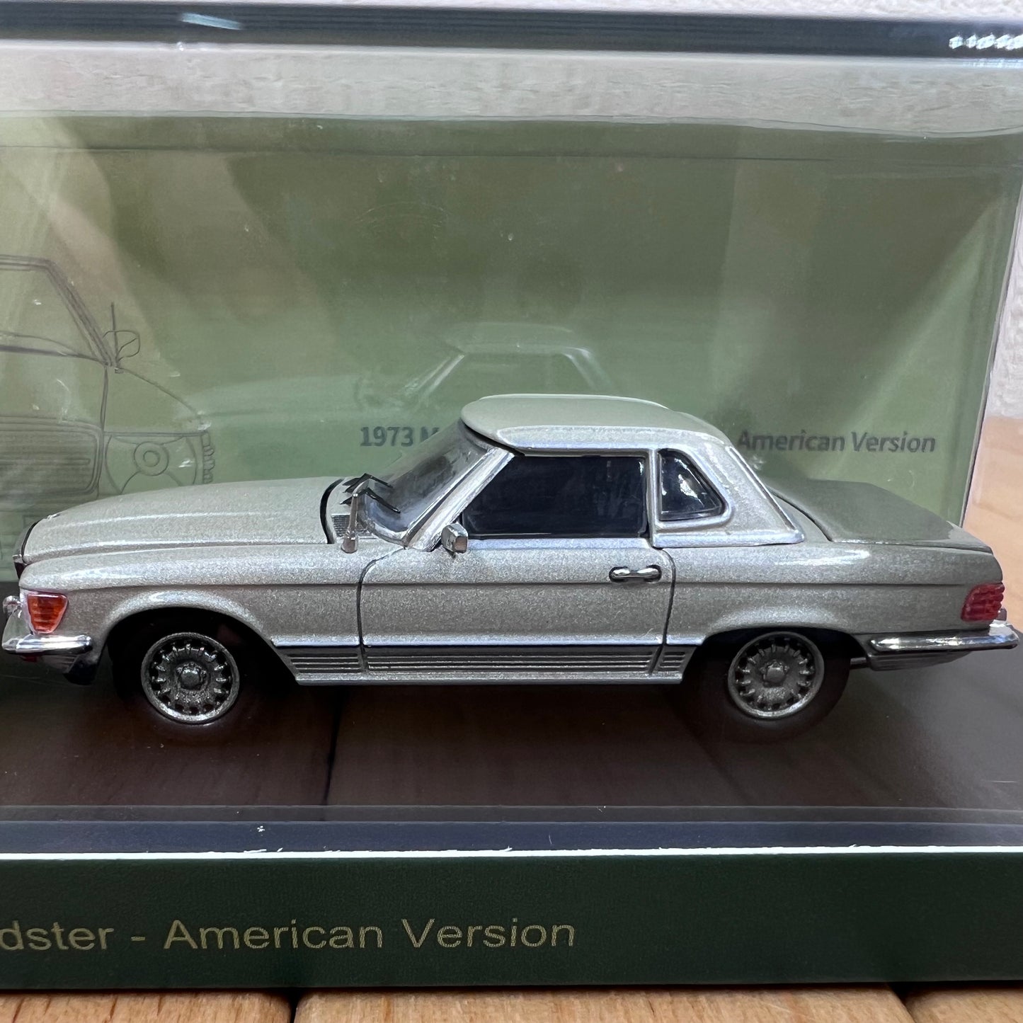 1/64 Scale 1973 Mercedes-Benz 450SL Vintage Sports Car Diecast Model