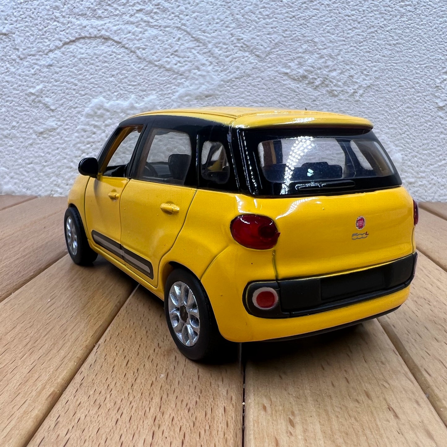 1/32 Scale 2013 Fiat 500L MPV Diecast Model Car