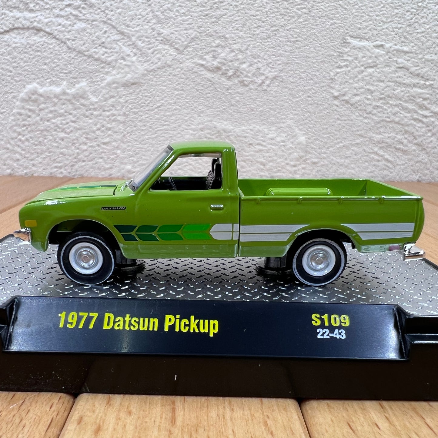 1/64 Scale 1977 Datsun Pickup Truck Diecast Model Car