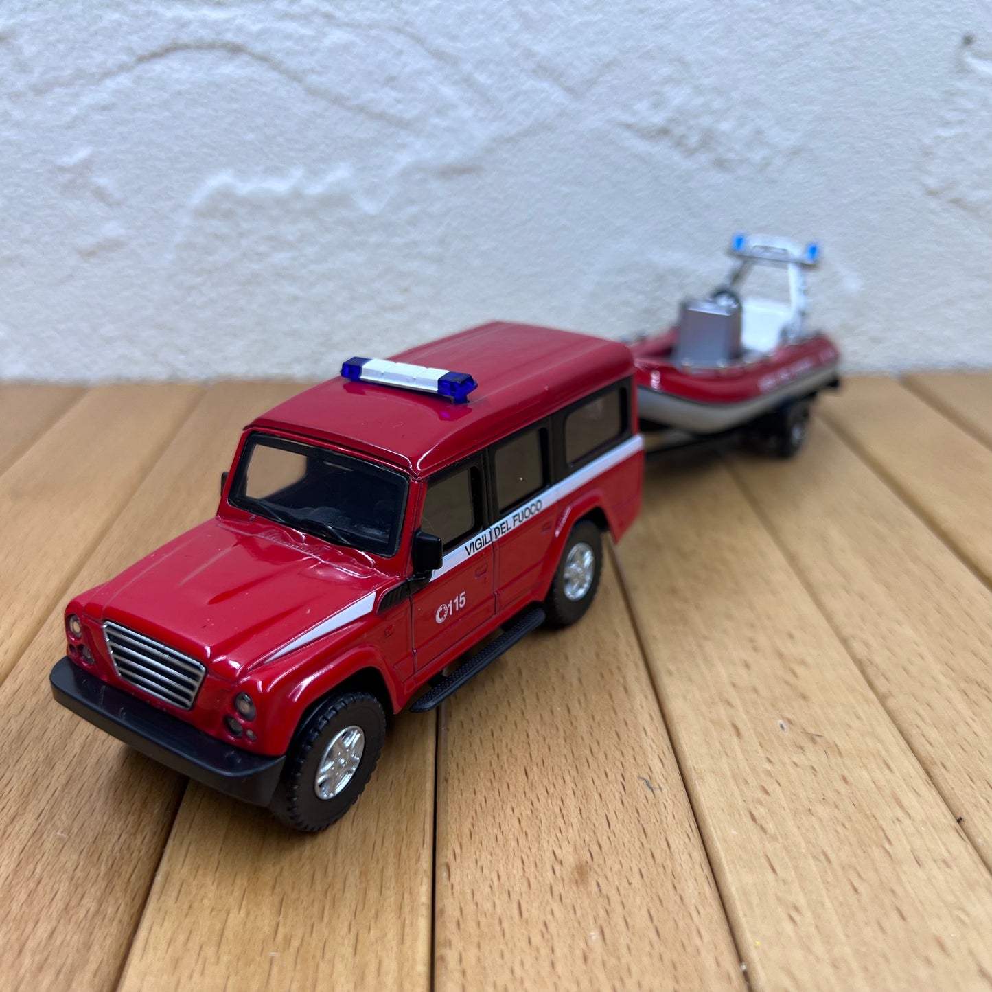 1/43 Scale SUV With Yatch On Trailer Diecast Model Car