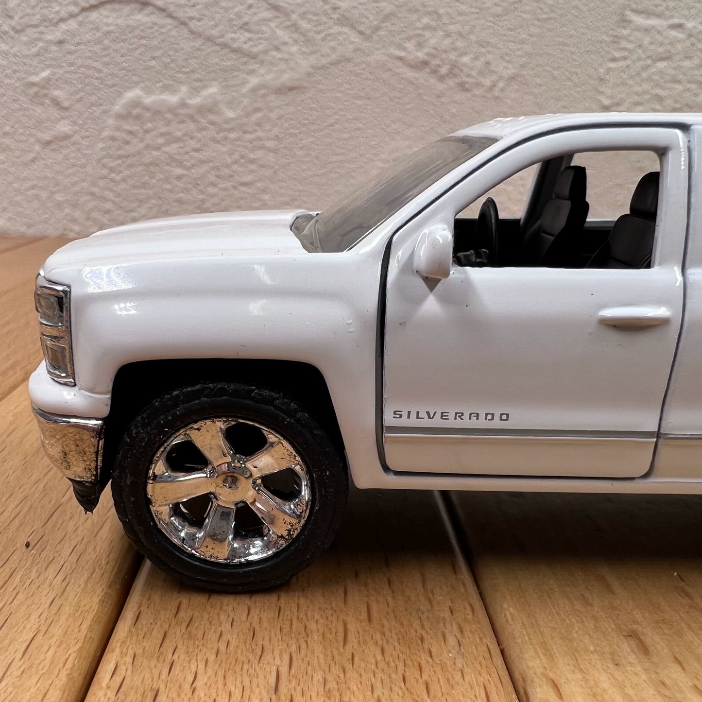 1/32 Scale 2014 Chevrolet Silverado Pickup Truck Diecast Model