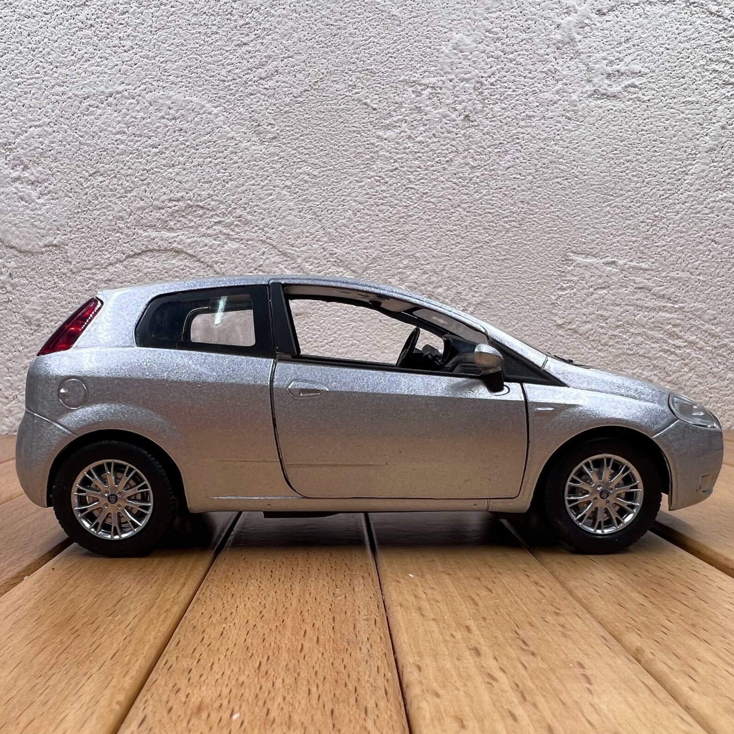 1/24 Scale 2008 Fiat Grande Punto Diecast Model Car