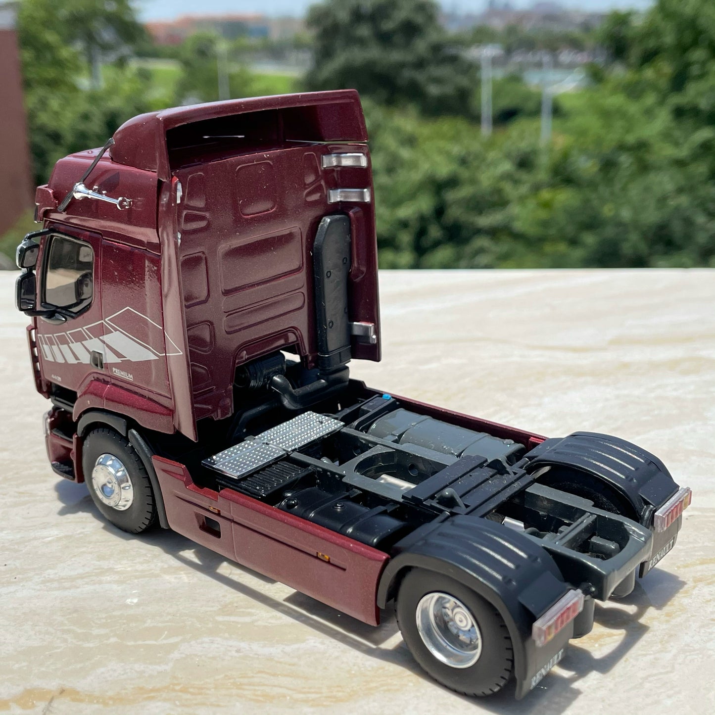 1/43 Scale Renault Premium Heavy-Duty Truck Diecast Model