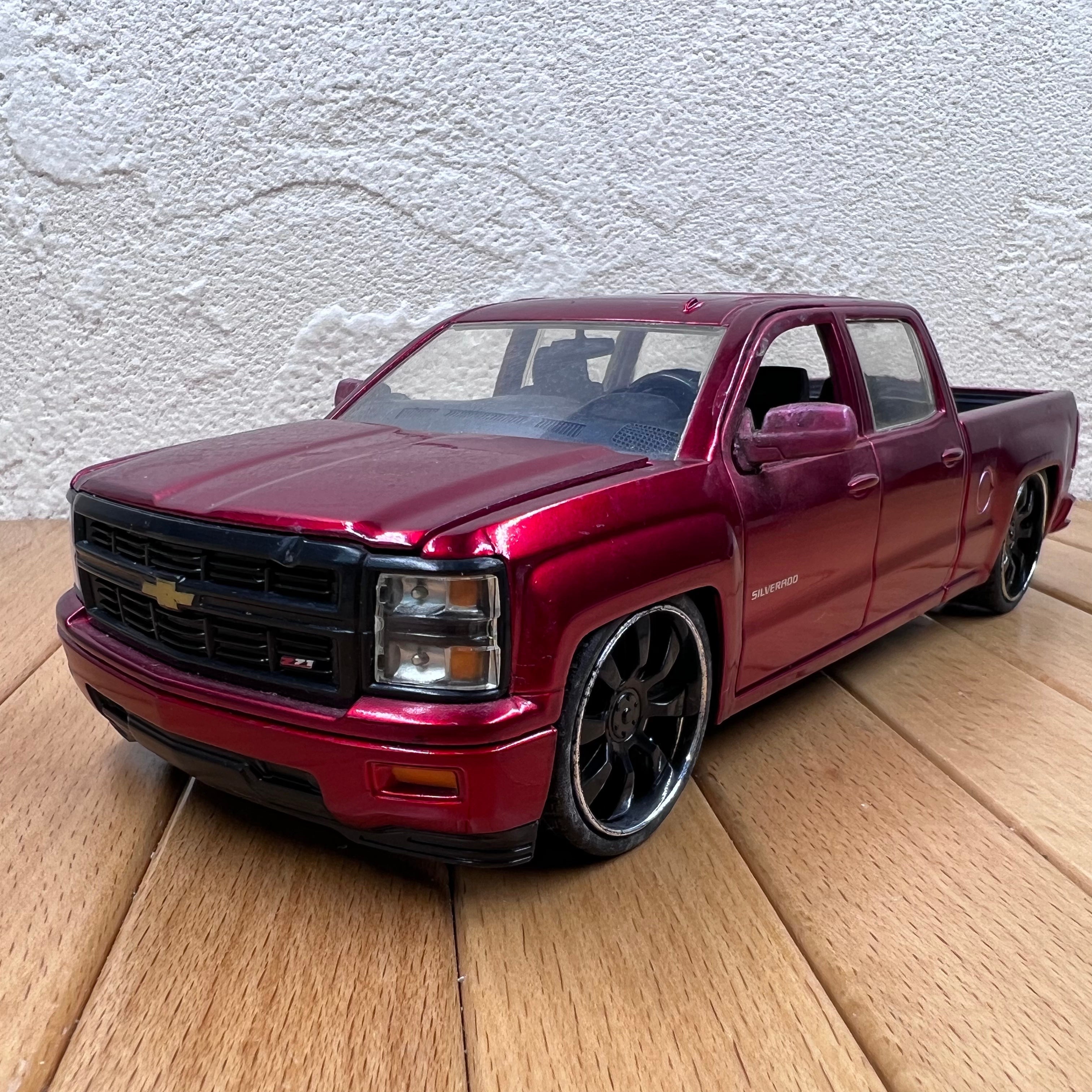 1/24 Scale 2014 Chevrolet Silverado Truck Diecast Model Car – old