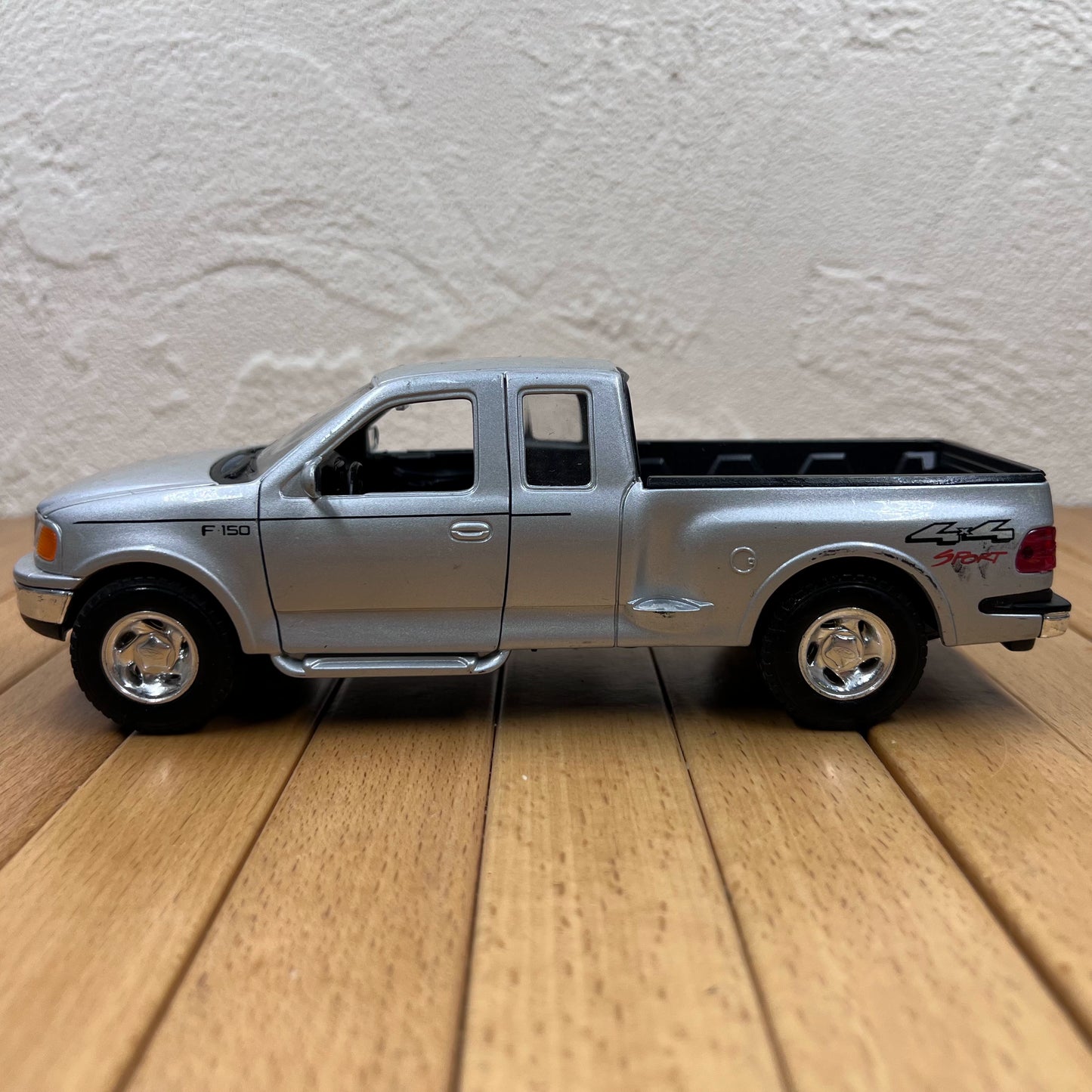 1/24 Scale 1998 Ford F-150 Truck Diecast Model