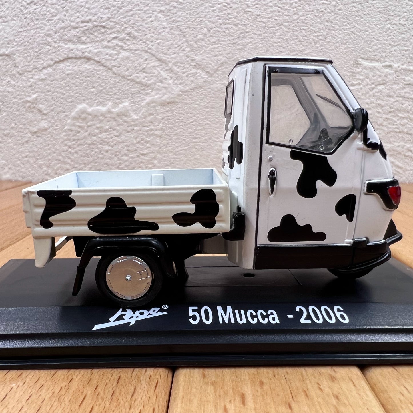 1/32 Scale 2006 Piaggio Ape 50 Mucca Tricycle Pickup Diecast Model