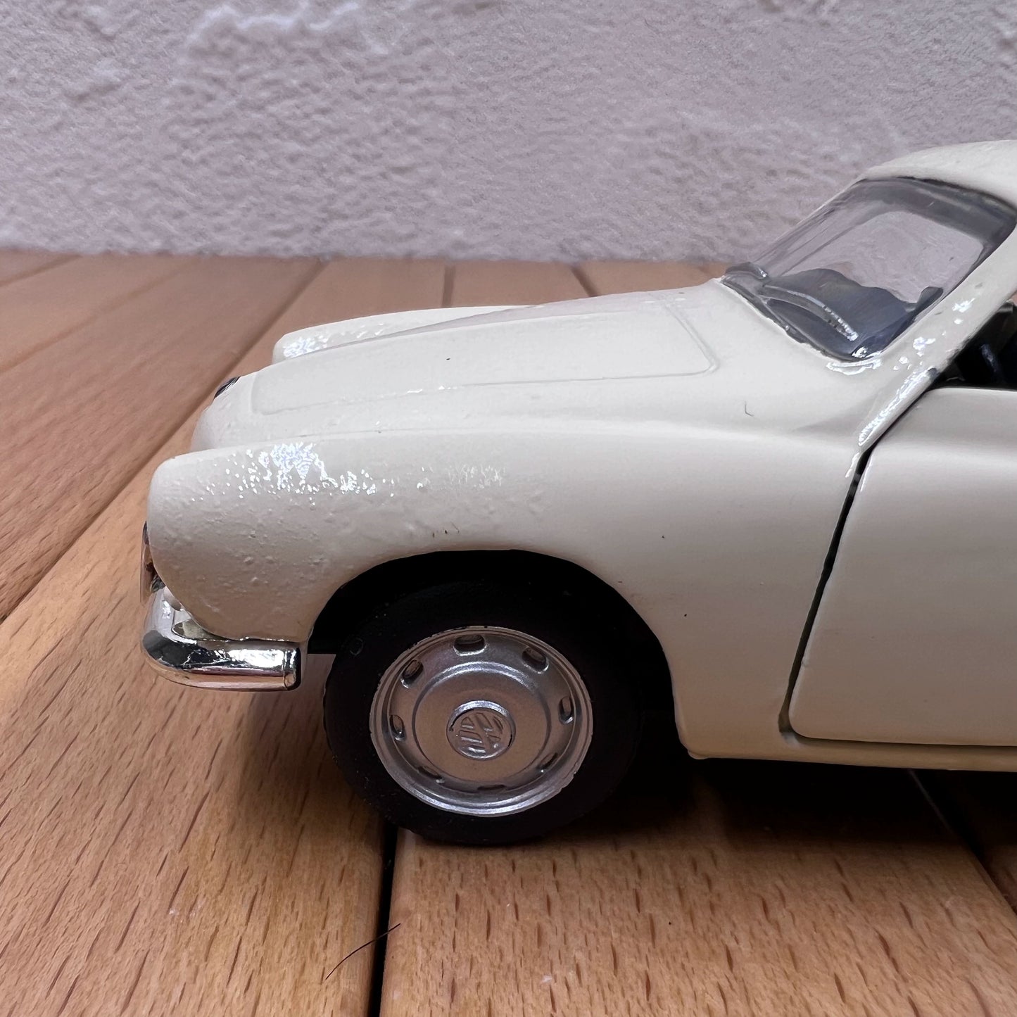 1/43 Scale 1968 Volkswagen Karmann Ghia Diecast Model Car