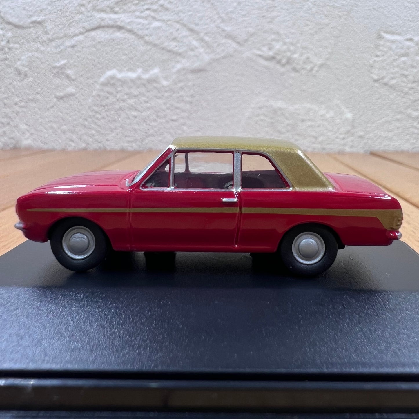 1/76 Scale Ford Cortina Diecast Model Car