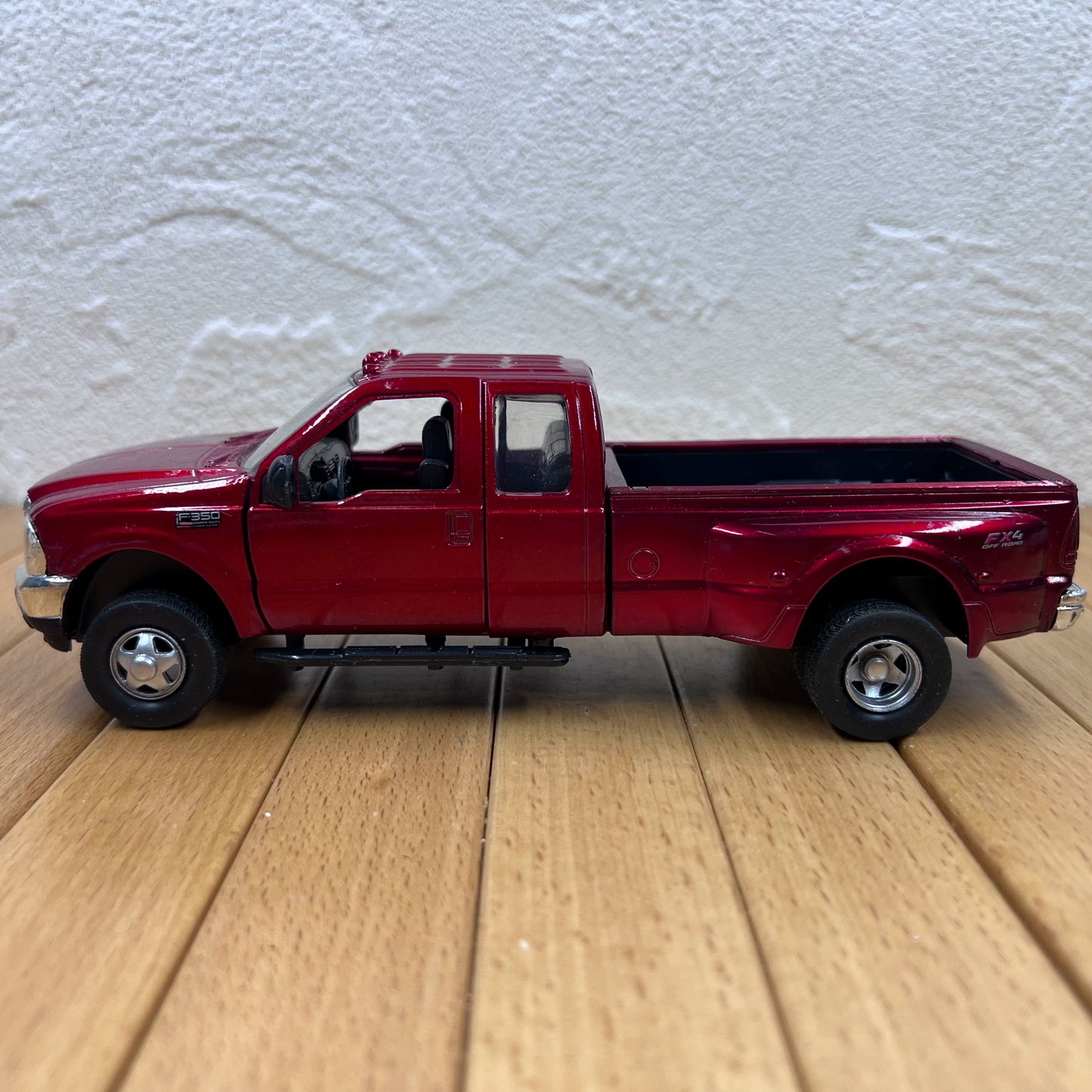 1/32 Scale Ford F-350 Super Duty Pickup Truck Diecast Model