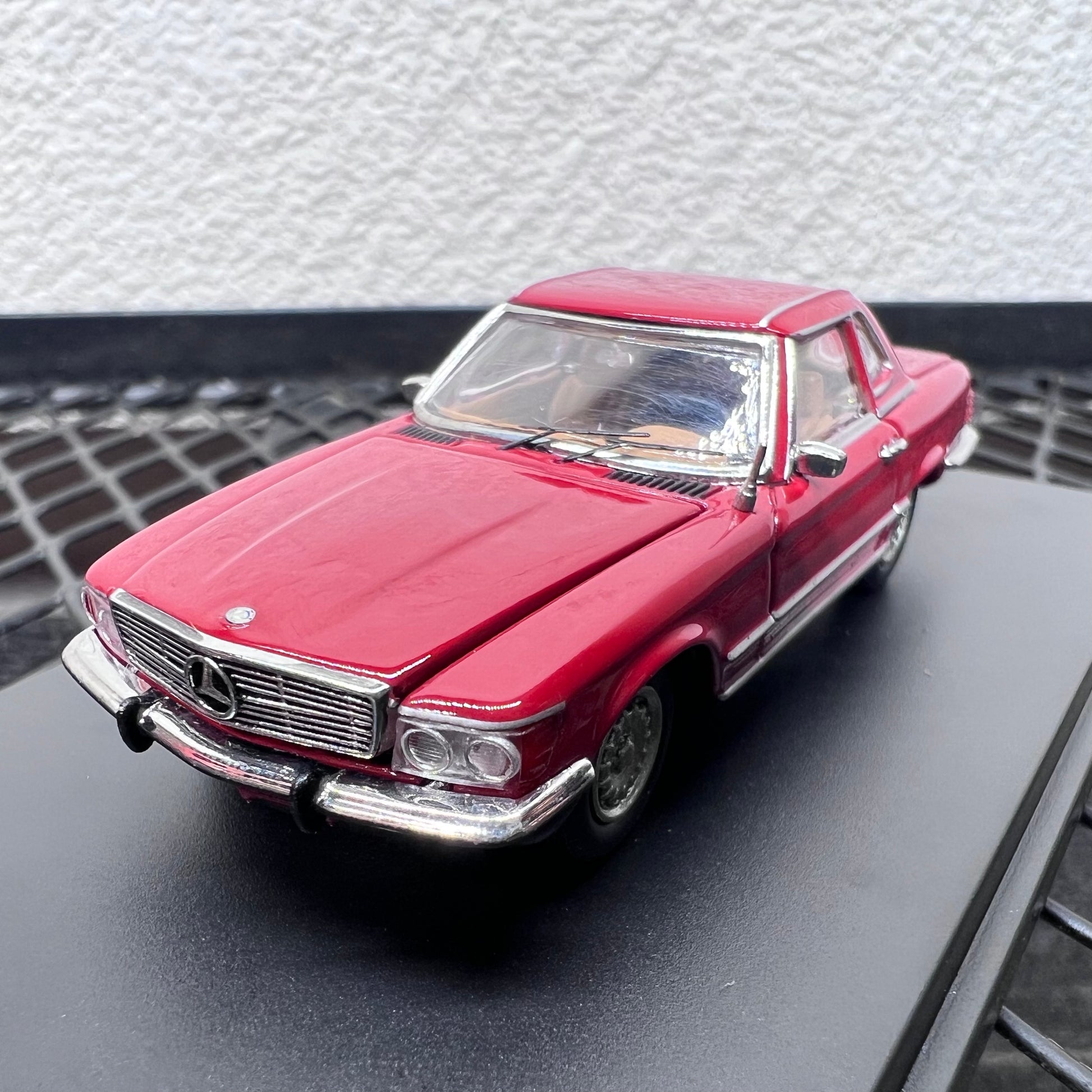 1/64 Scale 1973 Mercedes-Benz 450SL Vintage Sports Car Diecast Model