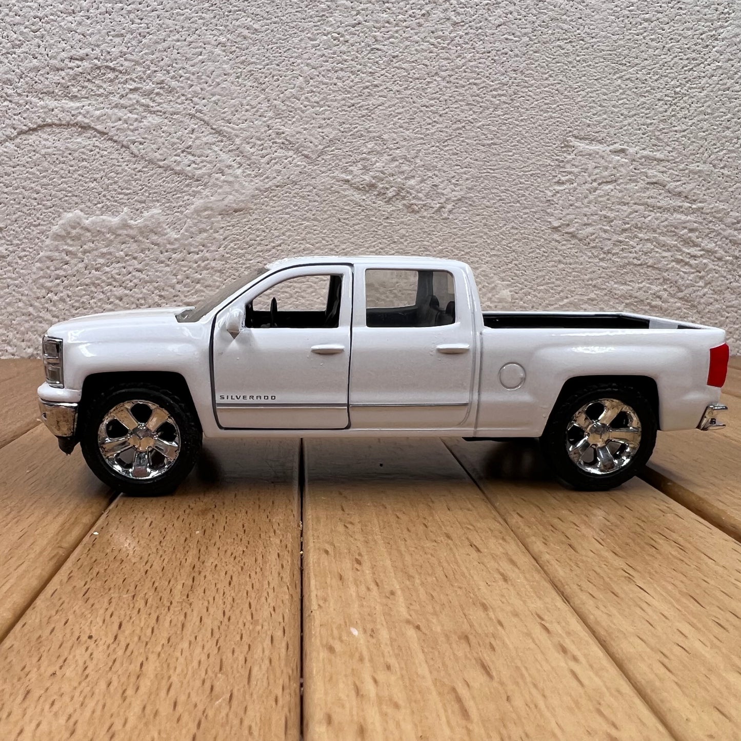 1/32 Scale 2014 Chevrolet Silverado Pickup Truck Diecast Model