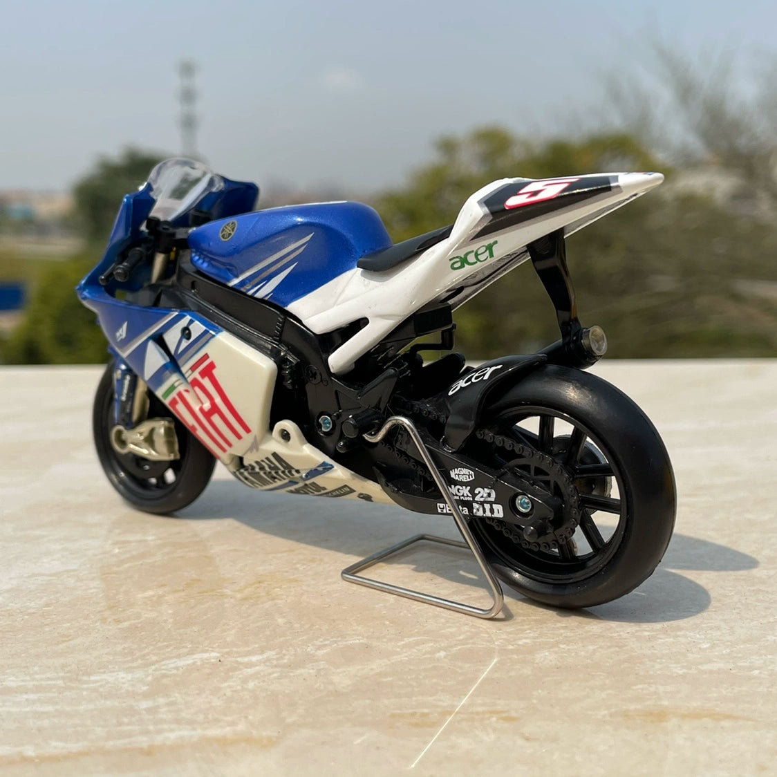 1/18 Scale Yamaha YZR-M1 Sport Motorcycle Diecast Model