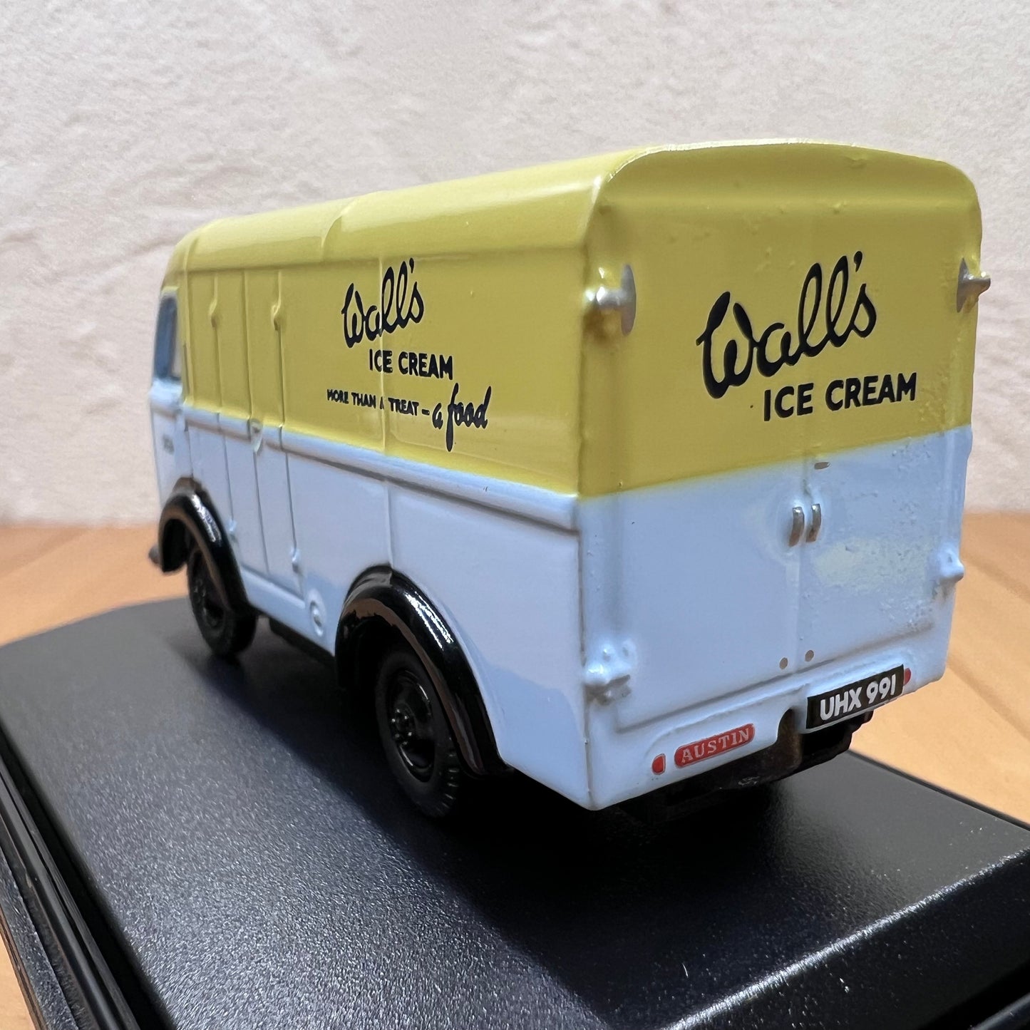 1/76 Scale Walls Ice Cream Van Diecast Model Car