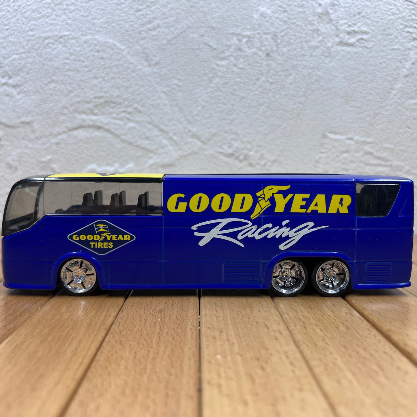 1/64 Scale Coach Bus Diecast Model