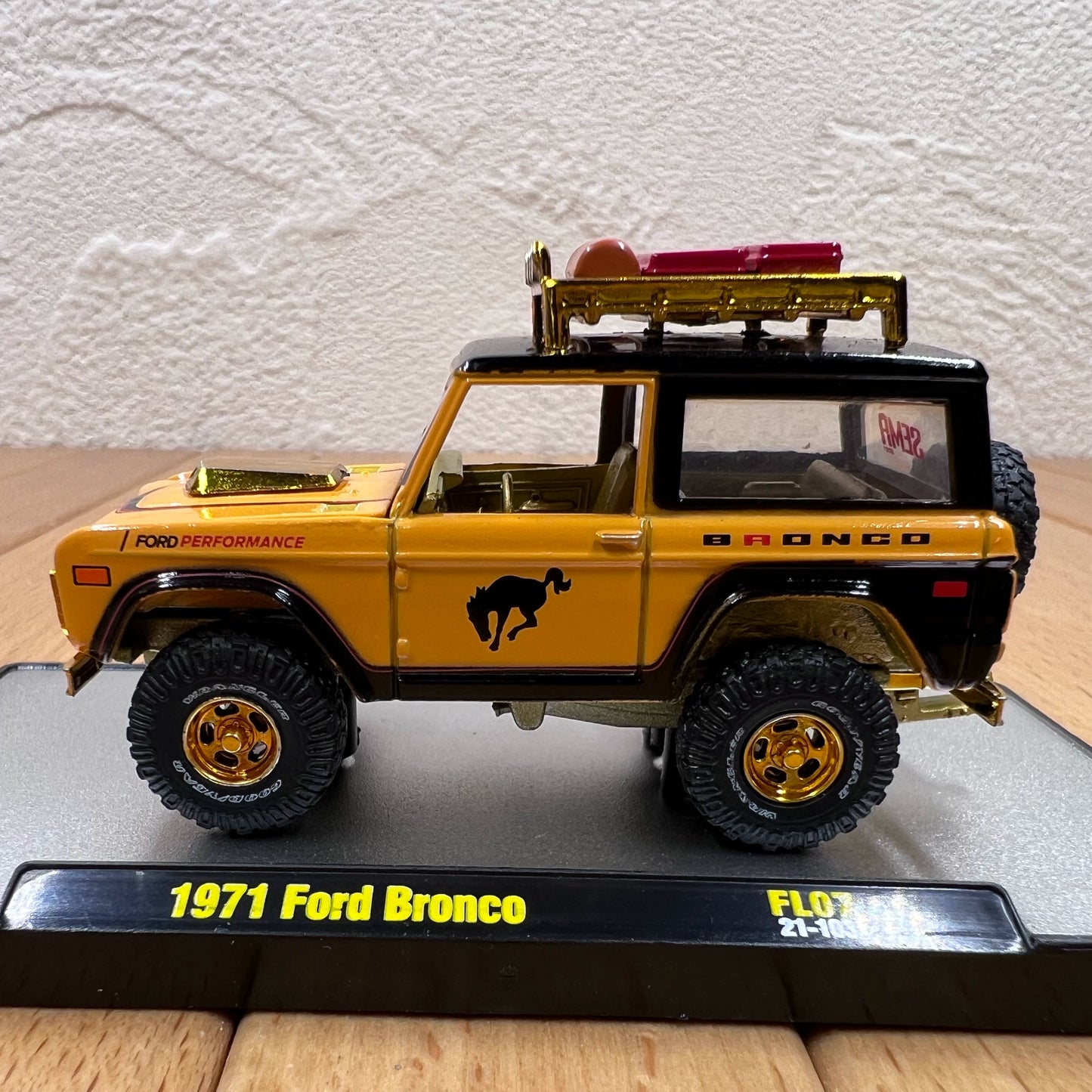 1/64 Scale 1971 Ford Bronco SUV Diecast Model Car