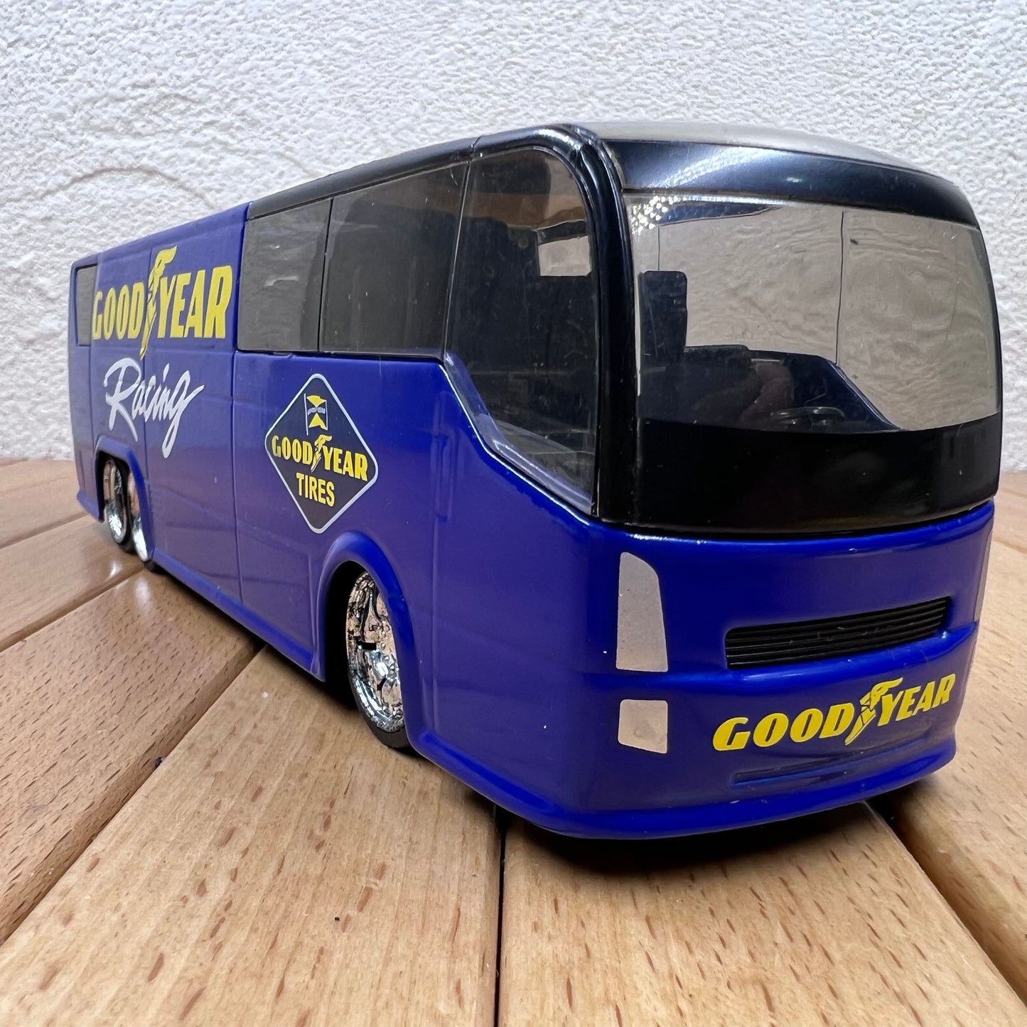 1/64 Scale Coach Bus Diecast Model