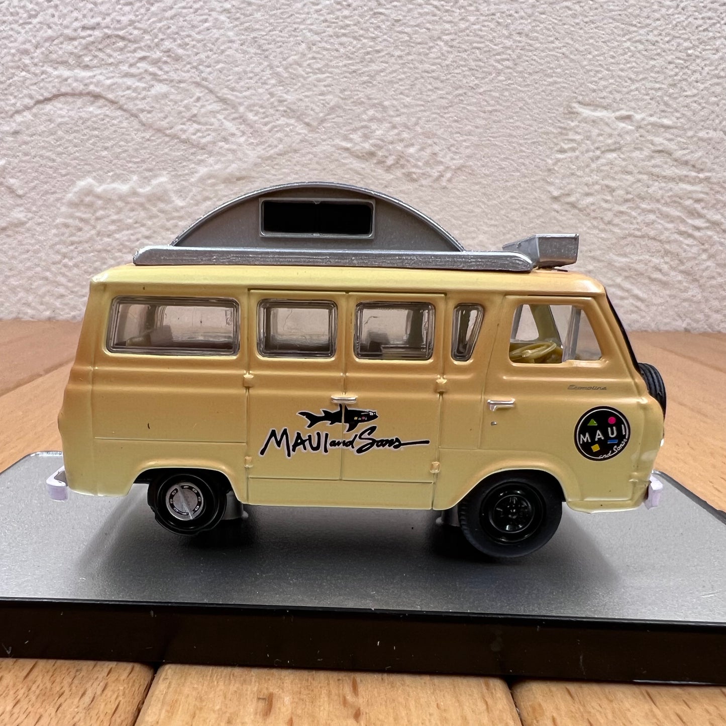 1/64 Scale 1965 Ford Econoline Camper Van Diecast Model