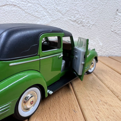 1/32 Scale 1938 Cadillac Series 70 Diecast Model Car