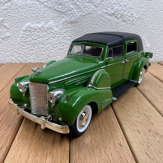 1/32 Scale 1938 Cadillac Series 70 Diecast Model Car