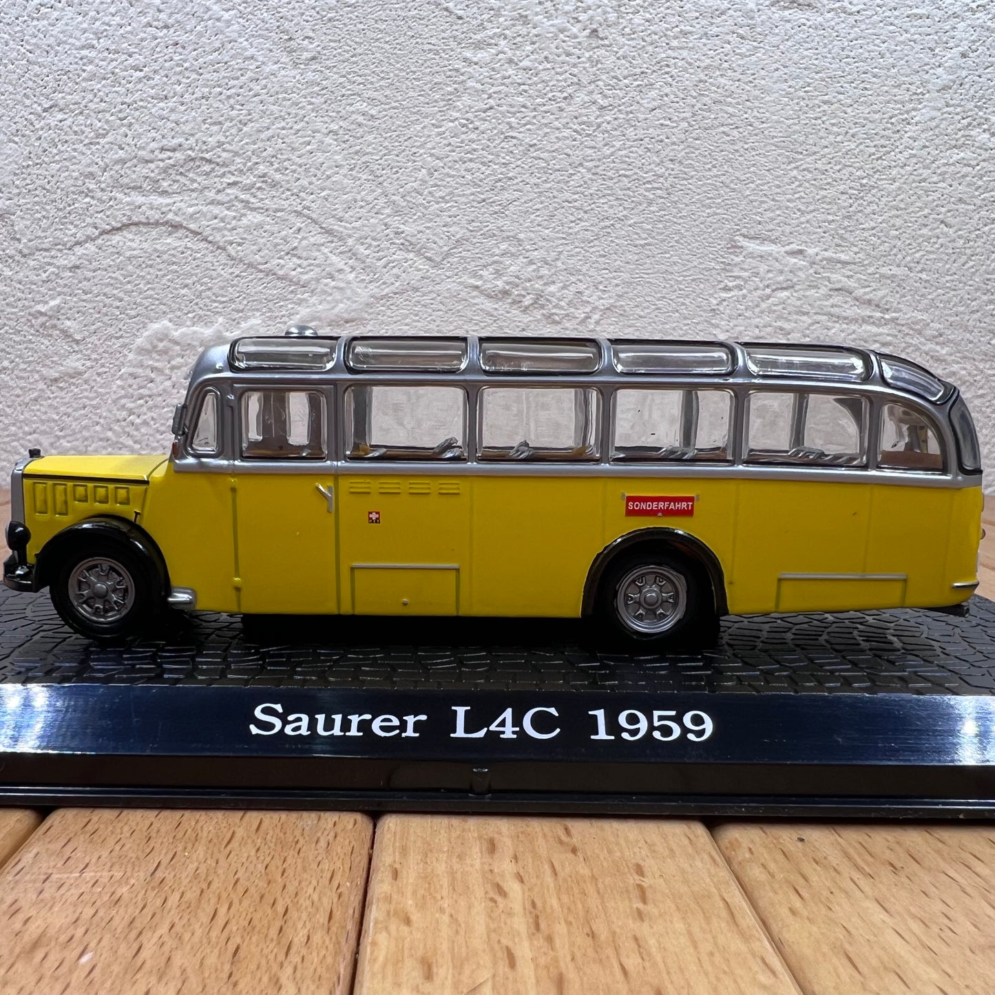 1/72 Scale 1959 Saurer L4C Bus Diecast Model