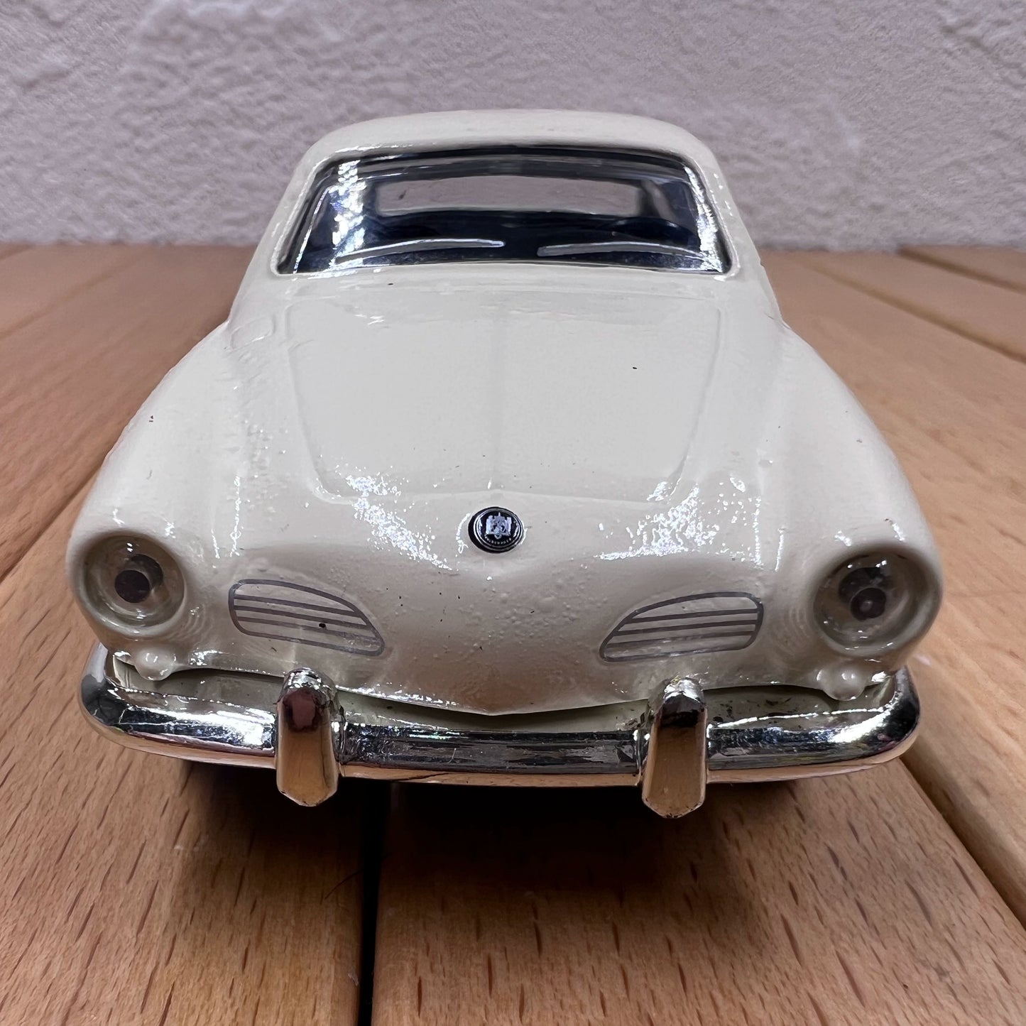 1/43 Scale 1968 Volkswagen Karmann Ghia Diecast Model Car