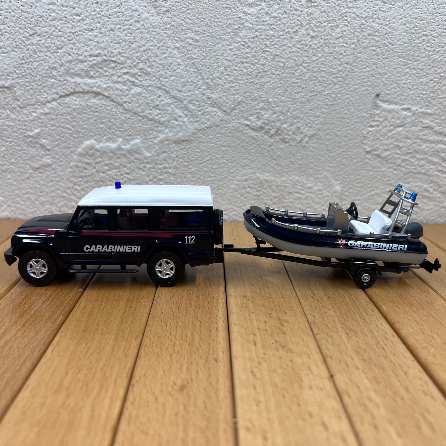 1/43 Scale SUV With Yatch On Trailer Diecast Model Car