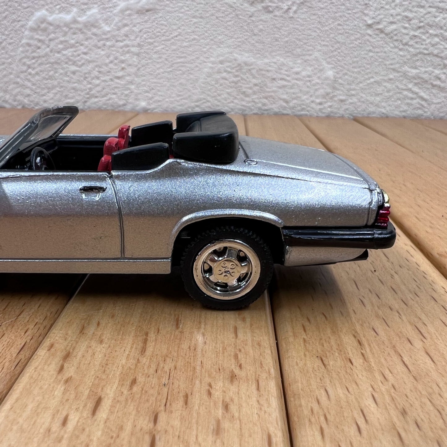 1/43 Scale 1988 Jaguar XJ-S Diecast Model Car