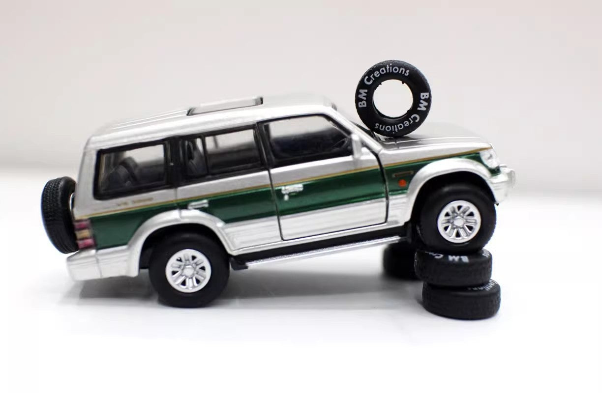 1/64 Scale Mitsubishi Pajero Super Exceed SUV Diecast Model