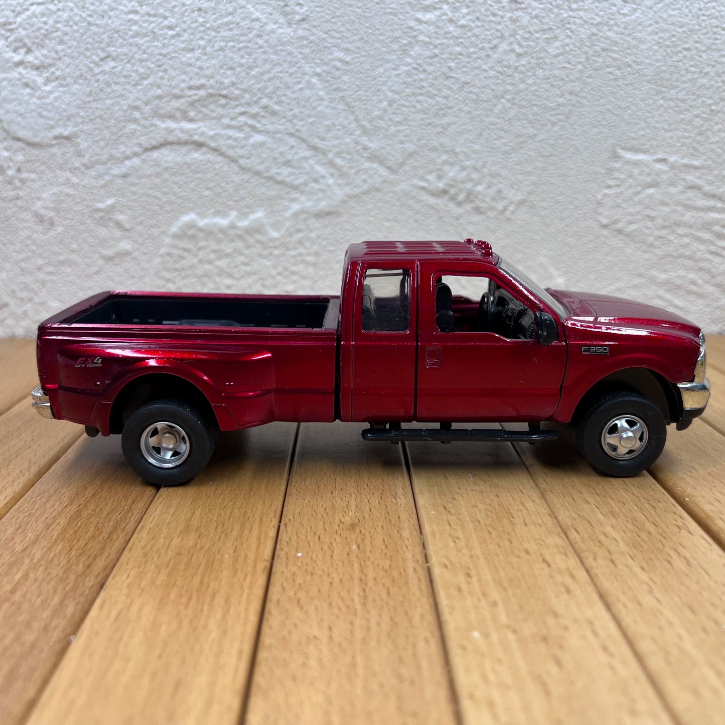 1/32 Scale Ford F-350 Super Duty Pickup Truck Diecast Model