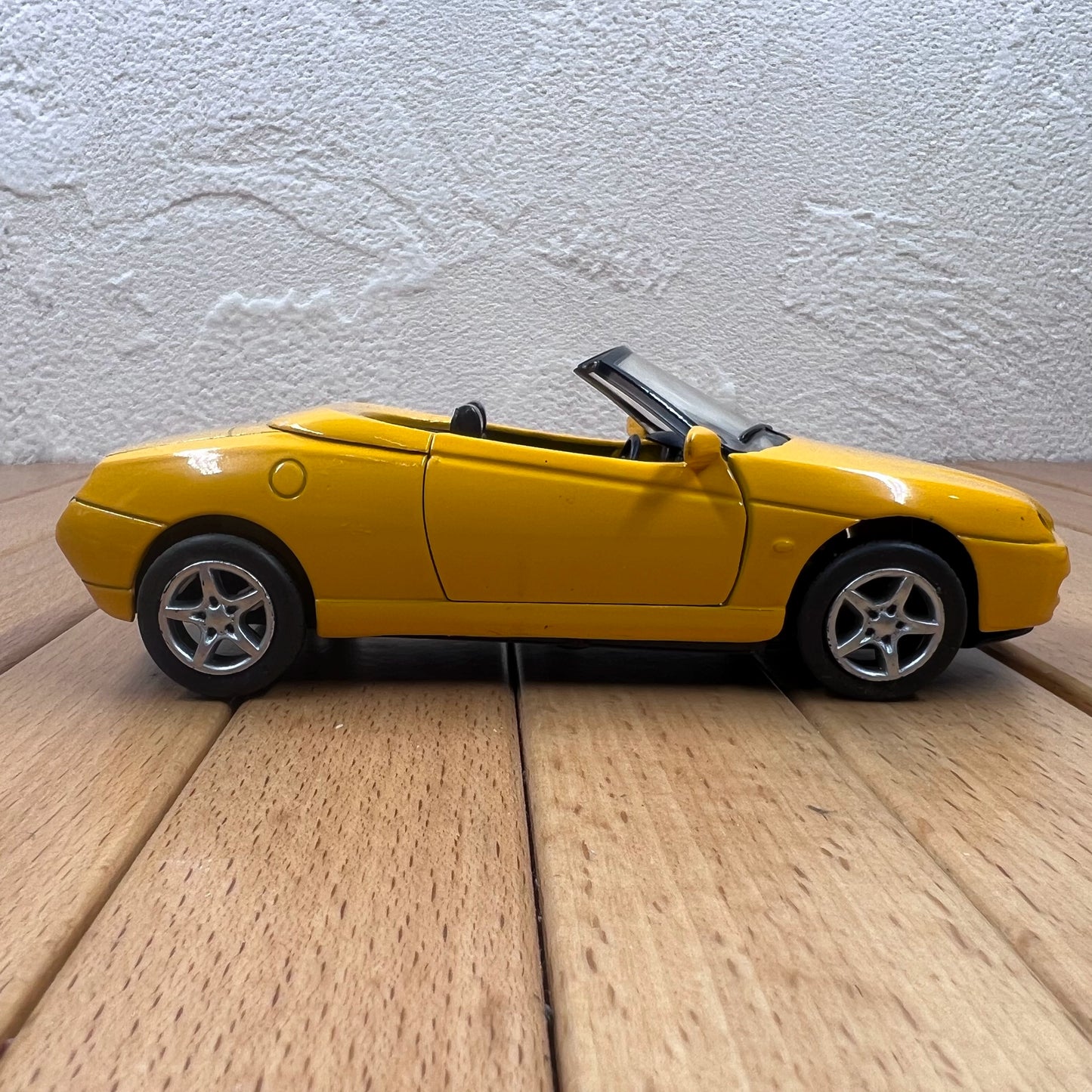 1/32 Scale 2003 Alfa Romeo Spider Roadster Diecast Model Car