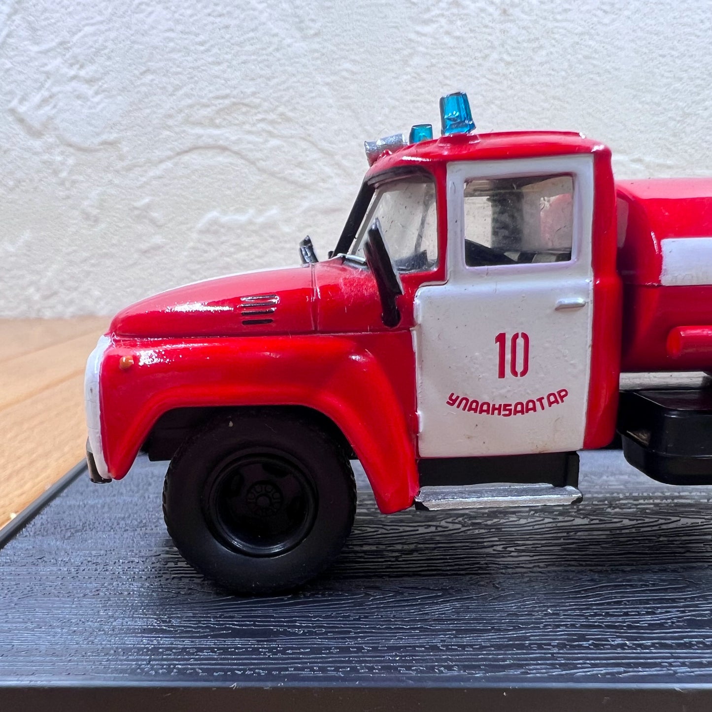 1/57 Scale 1969 ZIL-130 Fire Engine Diecast Model