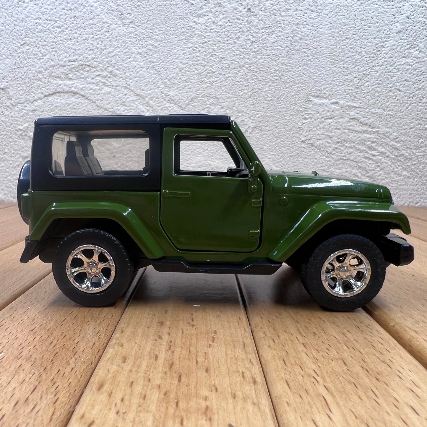 1/32 Scale Jeep Wrangler SUV Diecast Model Car