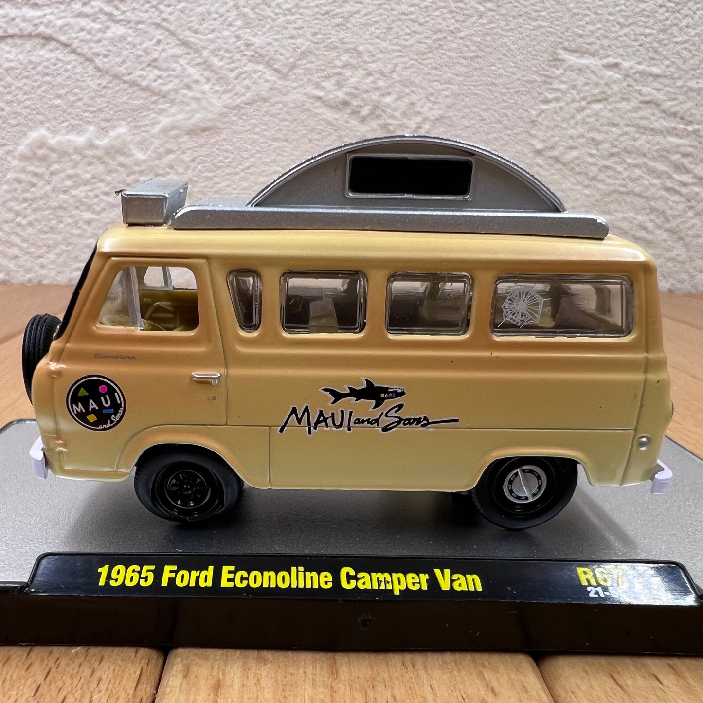 1/64 Scale 1965 Ford Econoline Camper Van Diecast Model