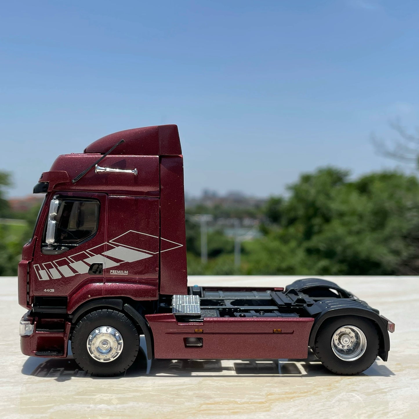 1/43 Scale Renault Premium Heavy-Duty Truck Diecast Model