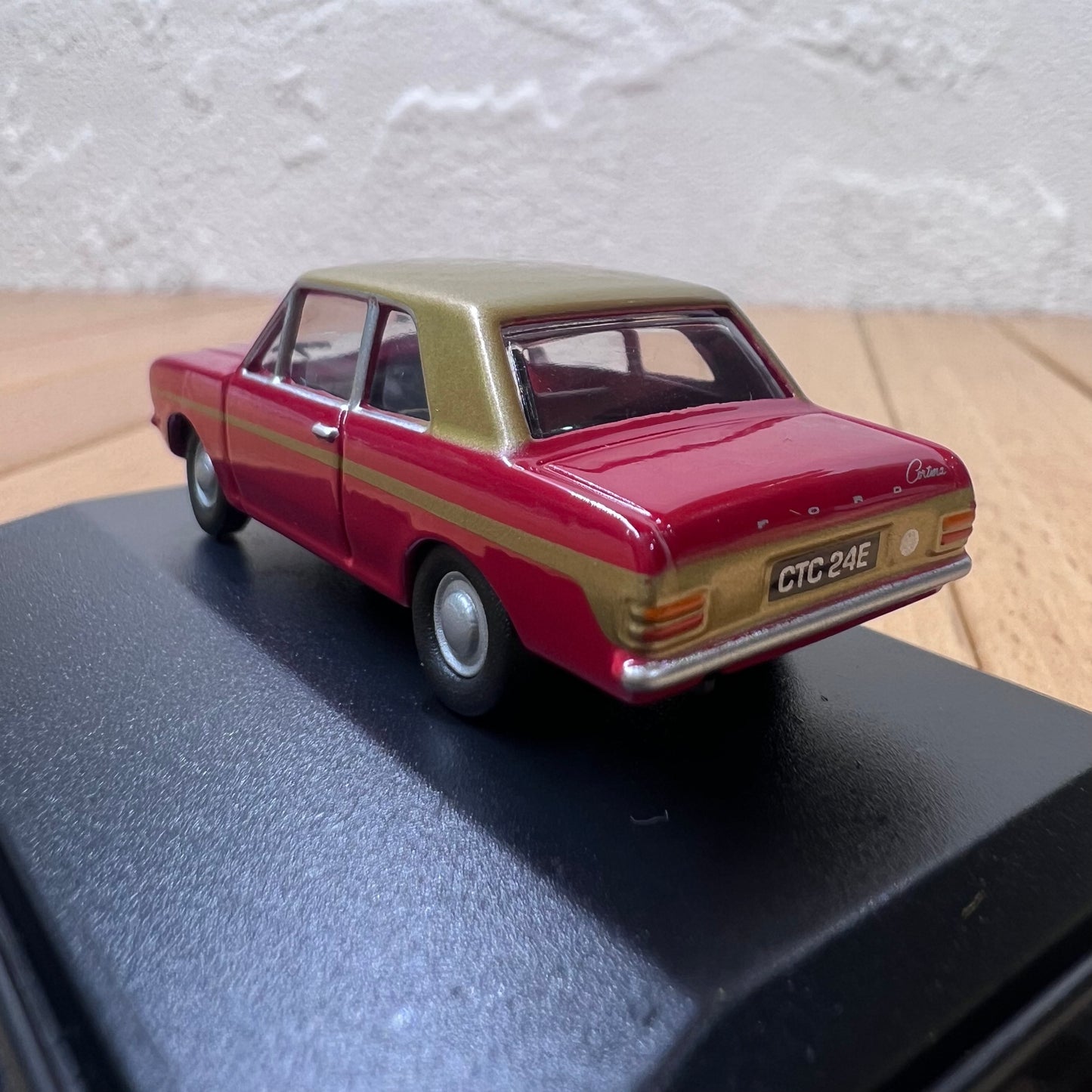 1/76 Scale Ford Cortina Diecast Model Car