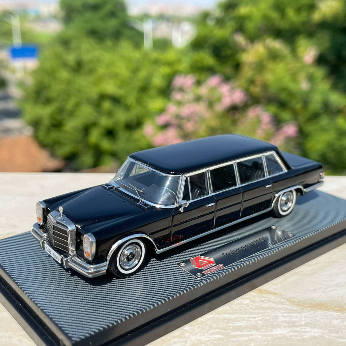 1/64 Scale Mercedes-Benz 600 W100 Pullman Limousine Diecast Model