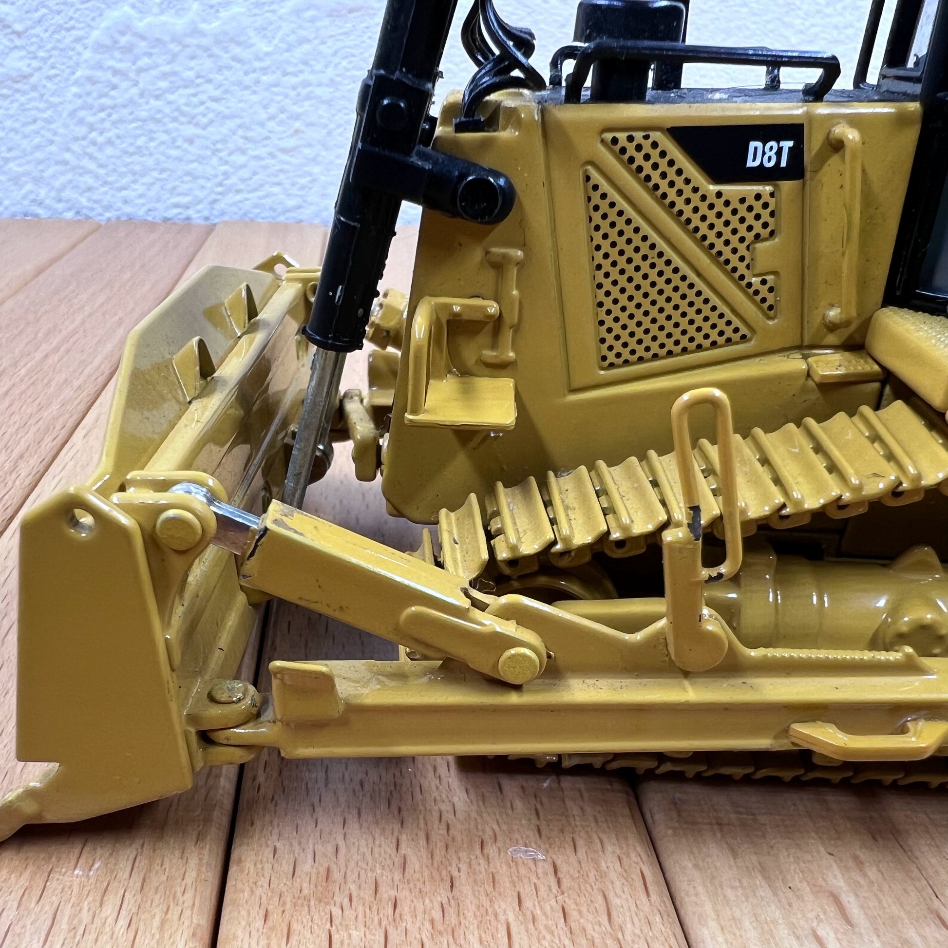 1/50 Scale Caterpillar D8T Bulldozer Diecast Model