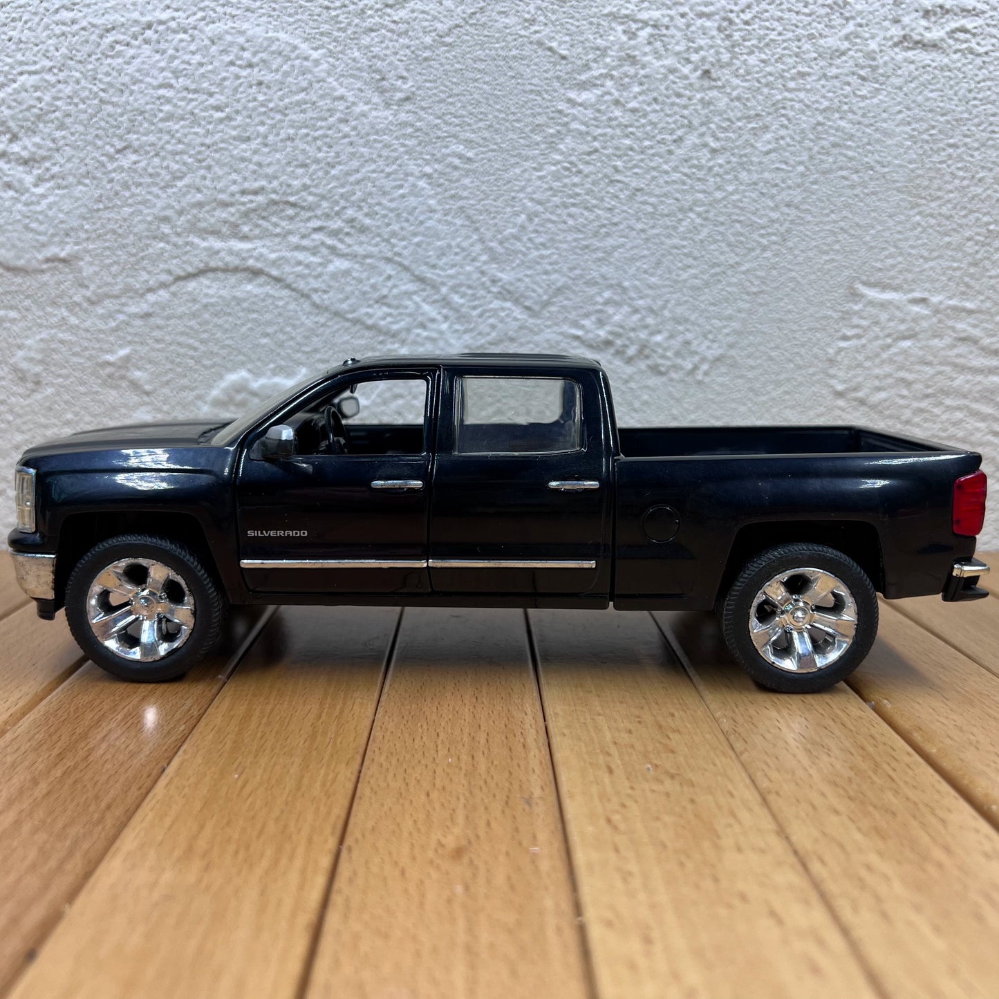 1/24 Scale 2014 Chevrolet Silverado Truck Diecast Model Car