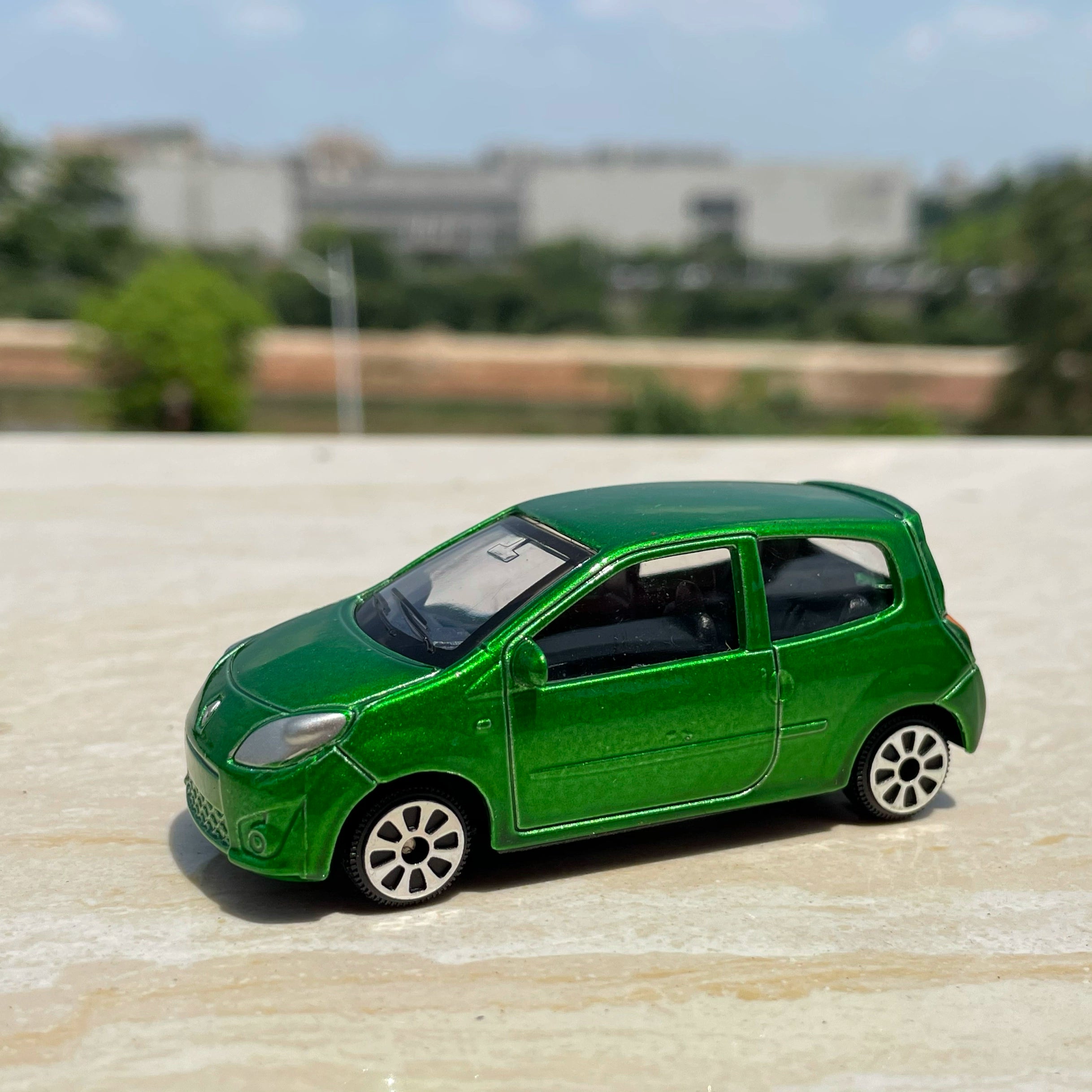 1/64 Scale Renault Twingo City Car Diecast Model – old boy hobby