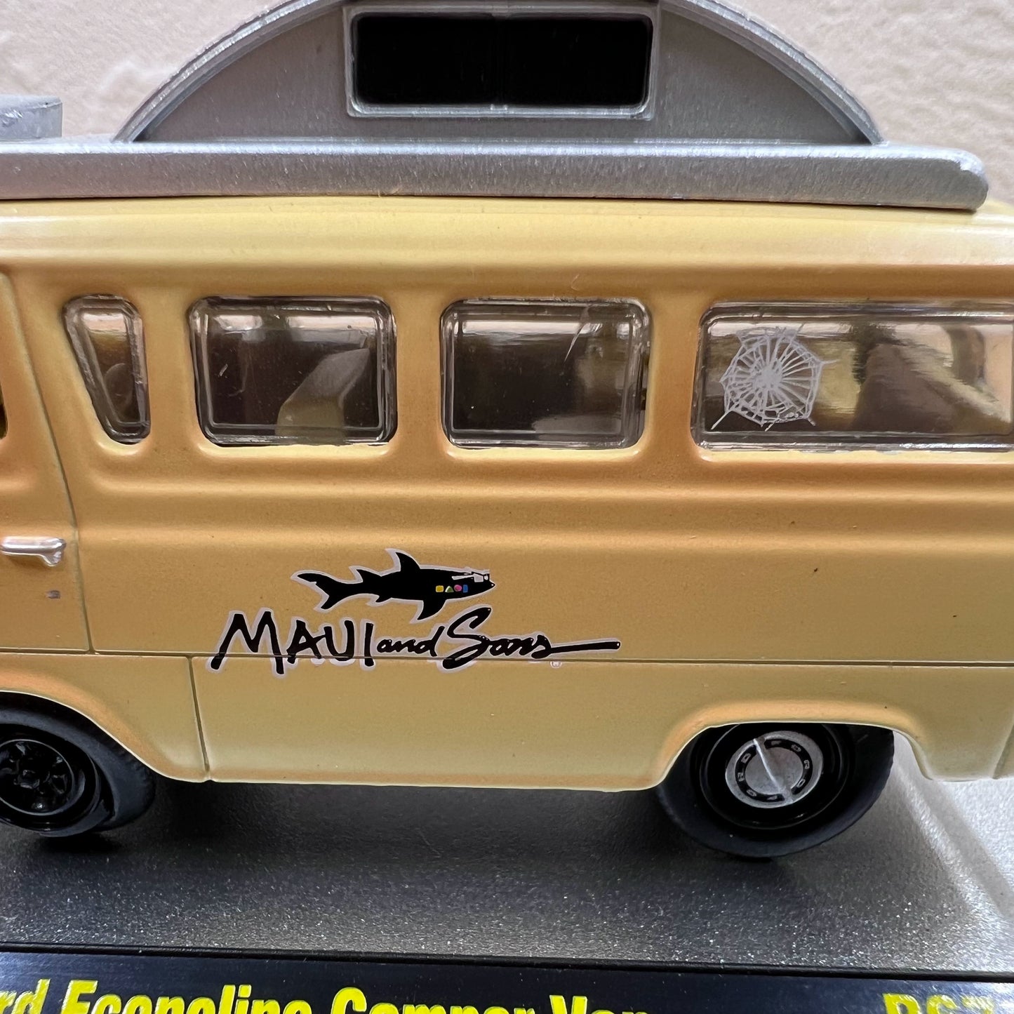 1/64 Scale 1965 Ford Econoline Camper Van Diecast Model