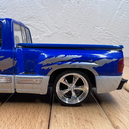 1/24 Scale 1999 Chevrolet Silverado Truck Diecast Model