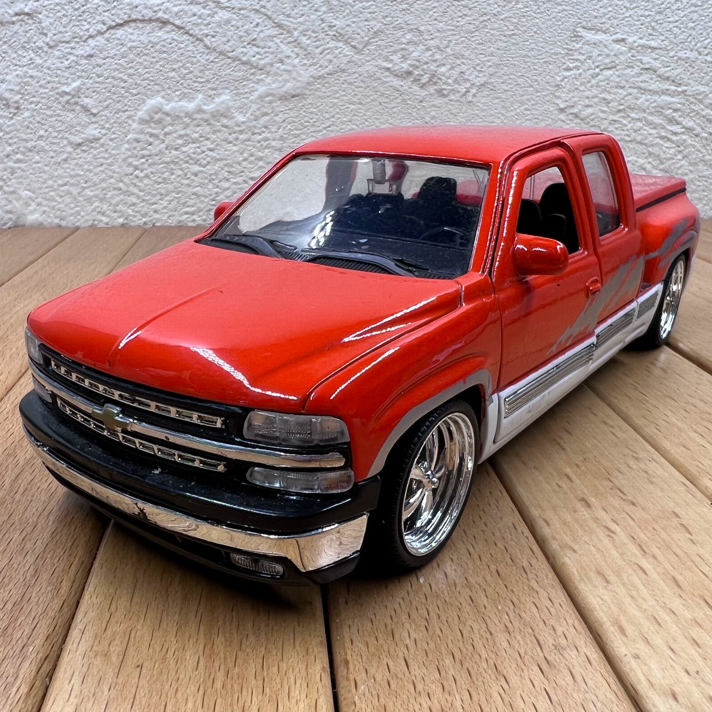 1/24 Scale 1999 Chevrolet Silverado Truck Diecast Model