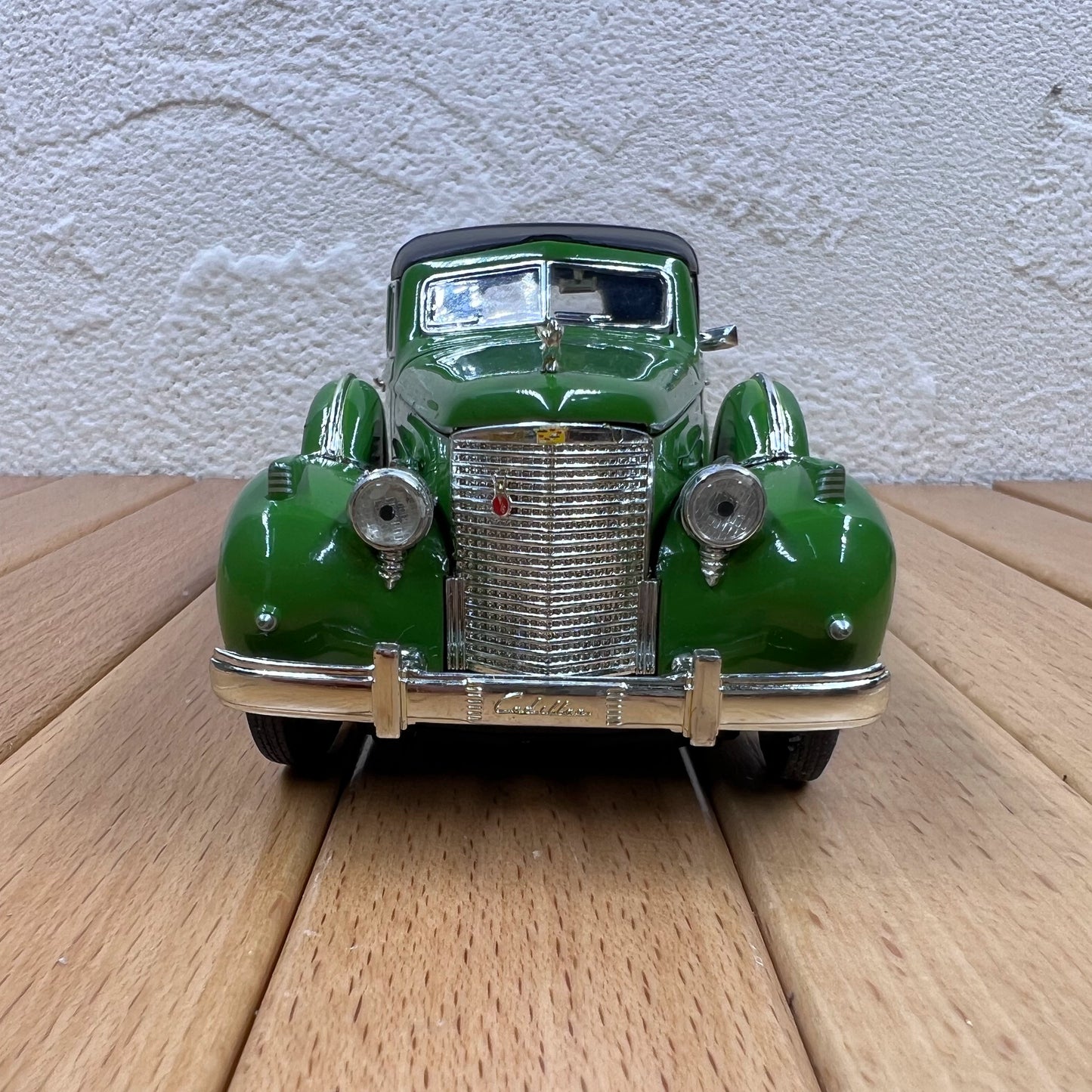 1/32 Scale 1938 Cadillac Series 70 Diecast Model Car