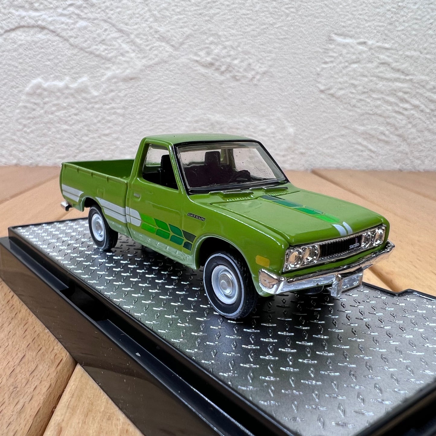 1/64 Scale 1977 Datsun Pickup Truck Diecast Model Car