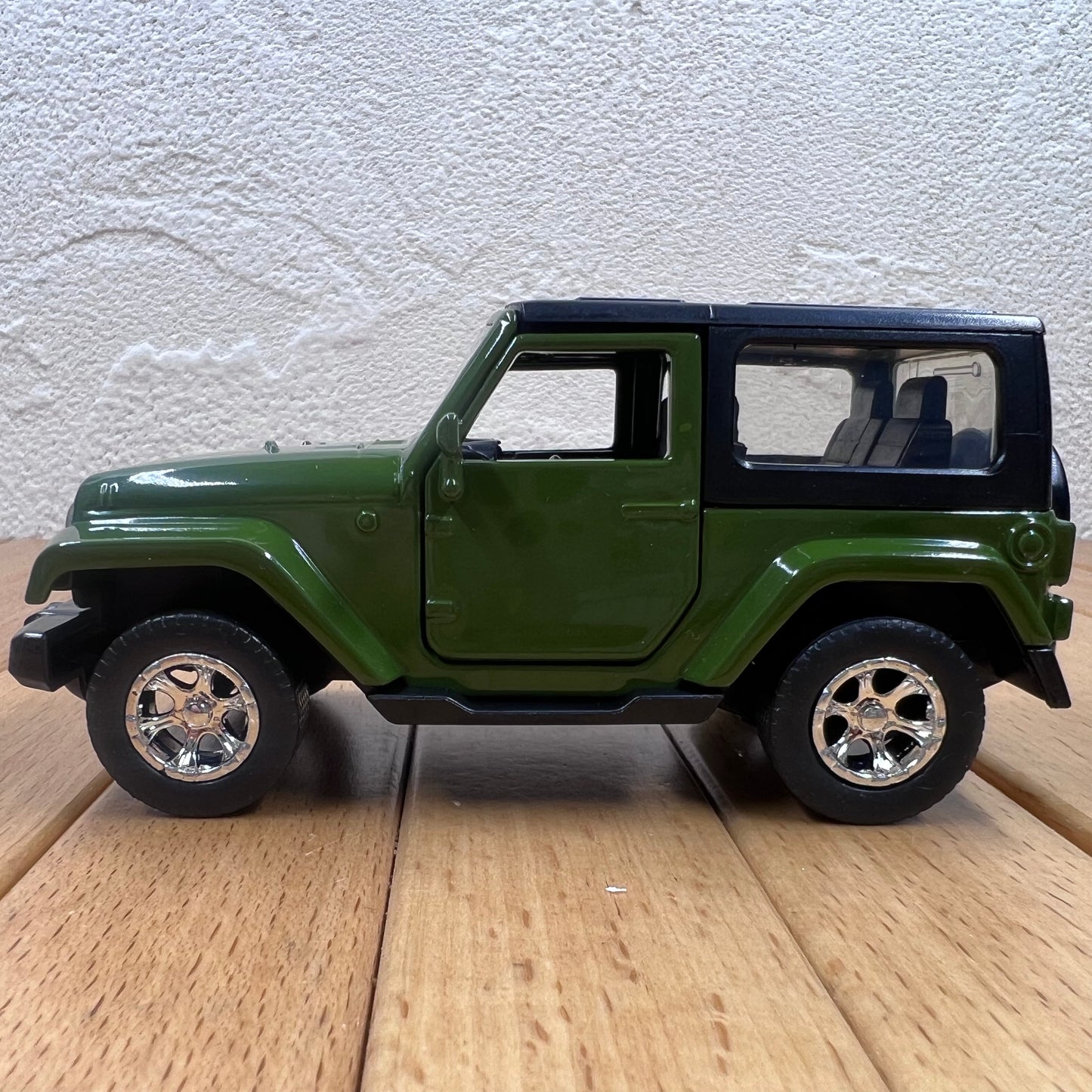 1/32 Scale Jeep Wrangler SUV Diecast Model Car