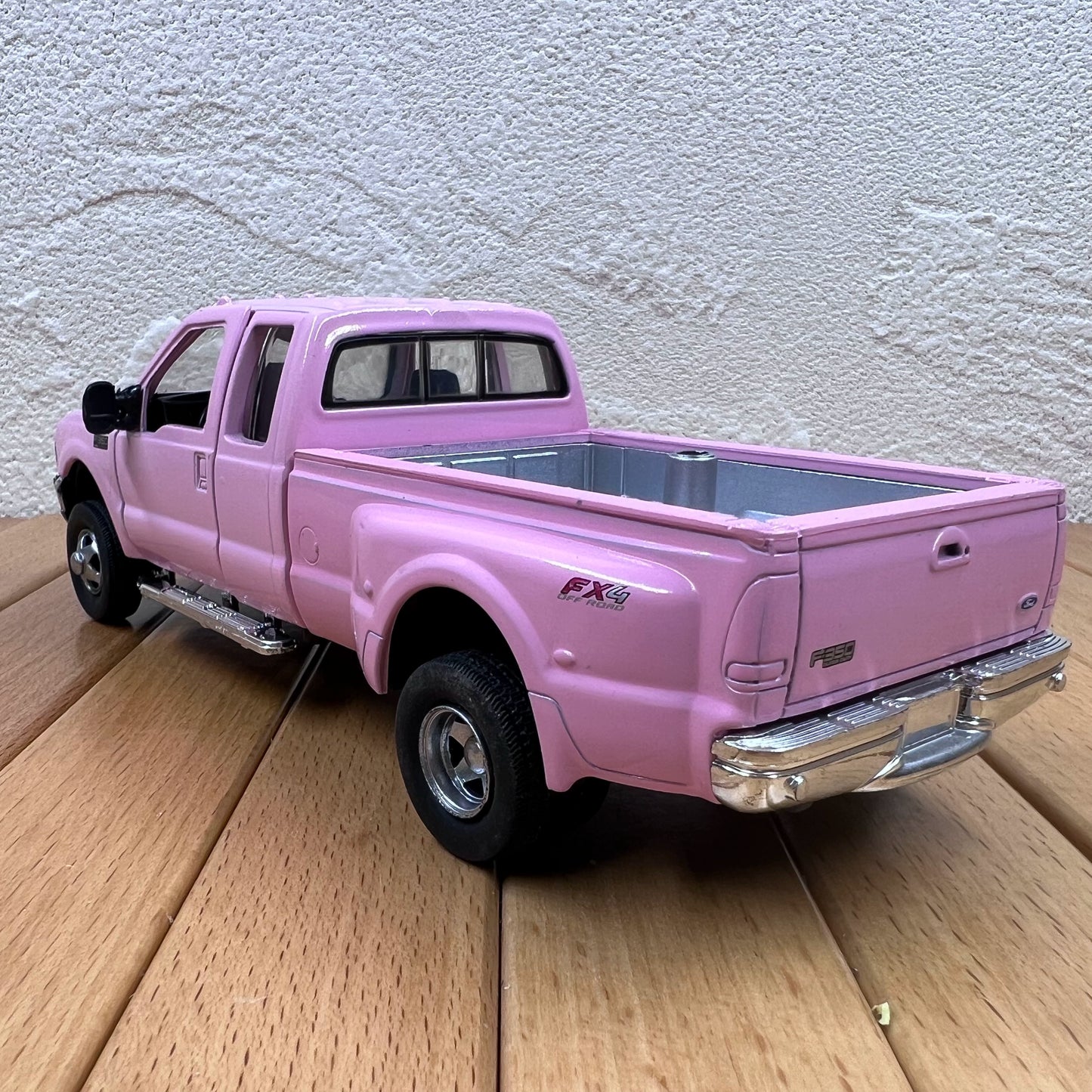 1/32 Scale Ford F-350 Super Duty Pickup Truck Diecast Model