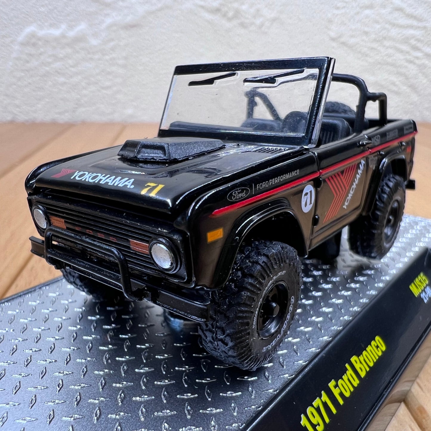 1/64 Scale 1971 Ford Bronco Compact SUV Diecast Model Car