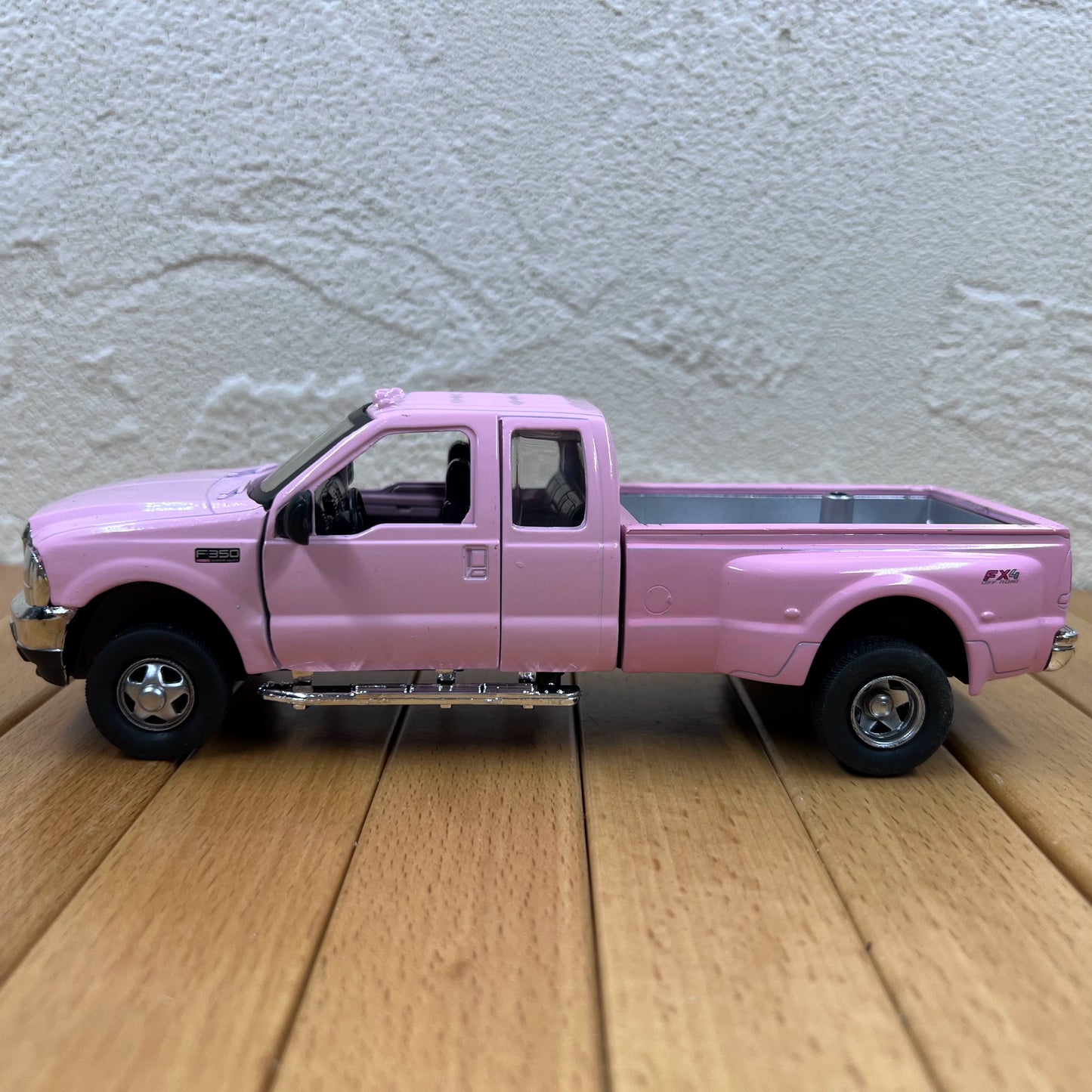 1/32 Scale Ford F-350 Super Duty Pickup Truck Diecast Model